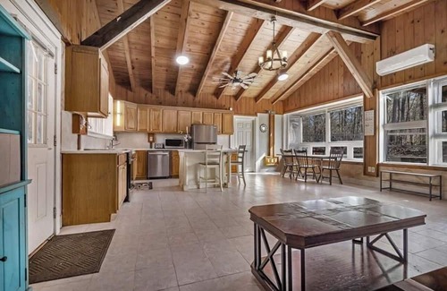 Brookeland House | The lovely 3-bedroom lake house in Brookeland is near all amenities.