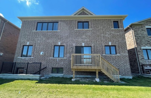 Stayner House | Bright and Spacious Beach and Mountain Retreat. Couples, small and big families
