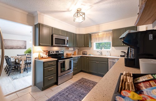 Summerlee House | NRG Entertainment Retreat - Swimming Pool - Rock Climbing - Gameroom - Theater