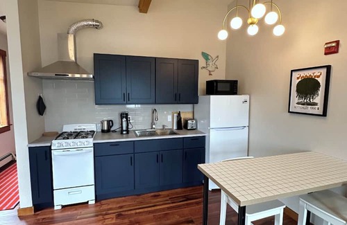 Bremerton Apartment | Artist's Studio in Manette