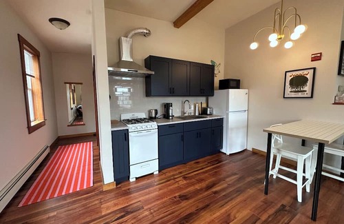 Bremerton Apartment | Artist's Studio in Manette