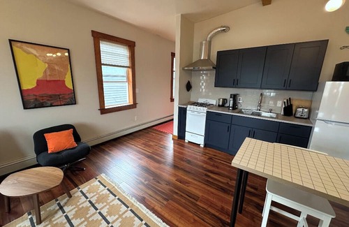 Bremerton Apartment | Artist's Studio in Manette