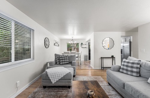 Castle Rock House | Group Friendly Castle Rock Retreat | Sleeps 12 | Games, BBQ & Patio