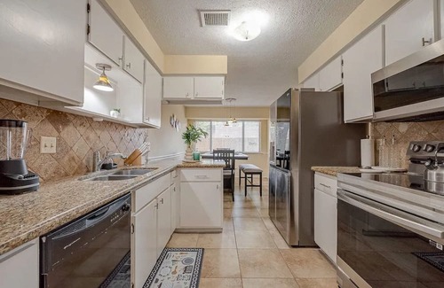 Barker House | Amazing 3-bedroom 2 Bath House in Heart of Katy