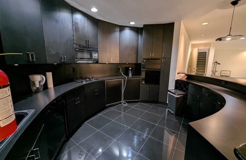 Montville Apartment | Cozy large space with private Sauna, gym & office in a tranquil neighborhood