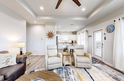 Gilchrist House | Gilchrist Beach 3BR | Walk to Beach & Deck