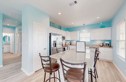 Gilchrist House | Gilchrist Beach 3BR | Two Balconies & Walk to Beach