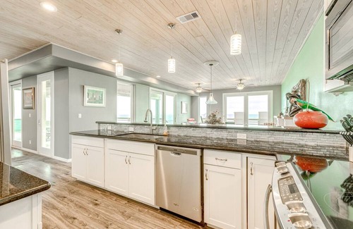 Gilchrist House | Gilchrist 4BR | Beachfront, Stunning Views, & Wraparound Deck