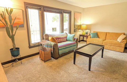 Washington Heights Apartment | 2- Bdrm Apt Desert Themed w/AC in Chicago