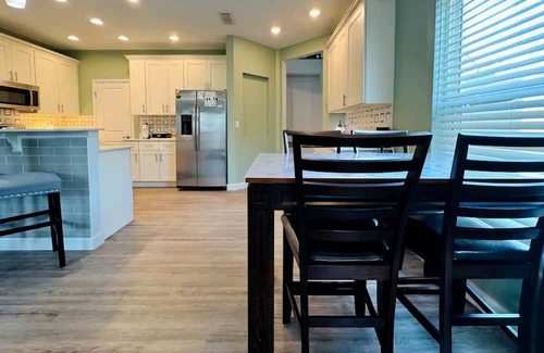 College Park House | 2B/2B College Park home w/fenced patio yard, close to DT Orl & WP. Pet Friendly!