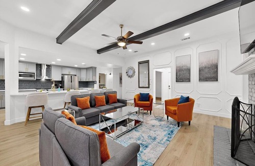 Southwest Carrollton House | Modern Design & Chef's Kitchen & Spacious & Stylish 4 bedroom 3.5 bathroom