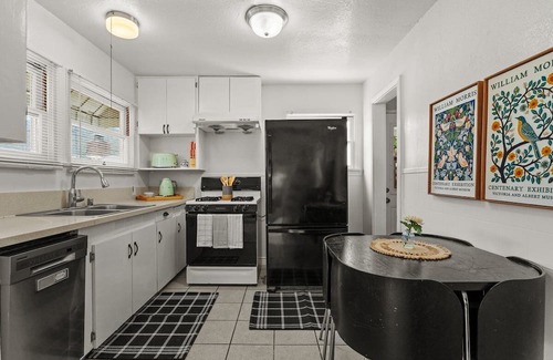 La Crescenta House | Centrally Located 2-bedroom, 1-bath Cottage with Mountain Views & Private Deck