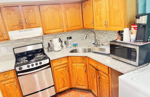 South Farmingdale House | Walk to Ryder Cup gate 4 and LIRR Station.nNo need for Uber or car rental.