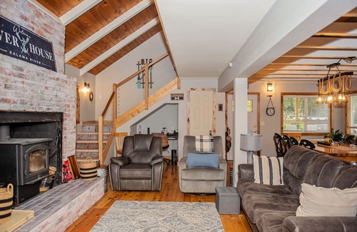 Kalama House | Updated Riverfront Home with Stunning Views, Deck, Kayaks, Fireplace