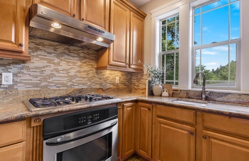 Southeast Eugene House | Exclusive Eugene retreat close to university with natural forest calm