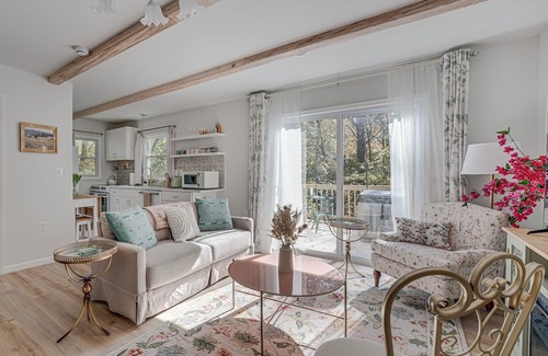 Front Royal House | The French Country Retreat . Hot Tub, Vineyards, Skyline