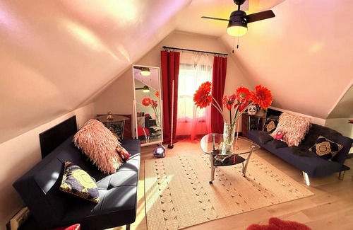 Yorkville House | 3BR Retreat in a House 2Floor