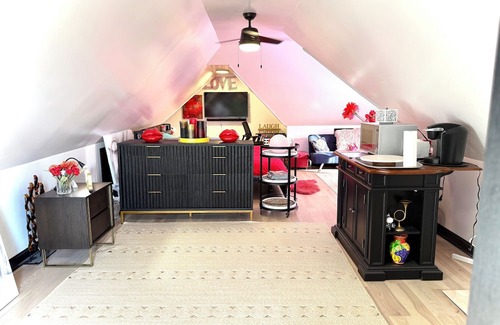 Yorkville House | 3BR Retreat in a House 2Floor