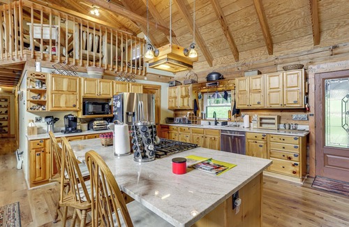 Crellin Cabin | Fall Leaves, Jacuzzi & Games: Maryland Mtn Retreat