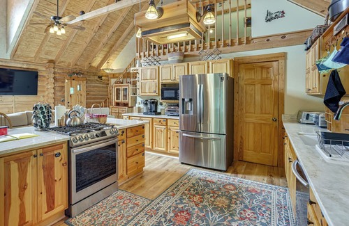 Crellin Cabin | Fall Leaves, Jacuzzi & Games: Maryland Mtn Retreat