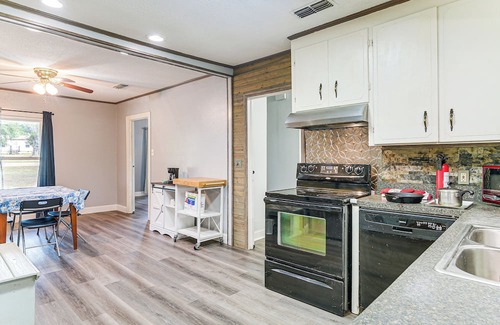 Jasper Heights House | Screened Patio + Fire Pit: Peaceful Marshall Home