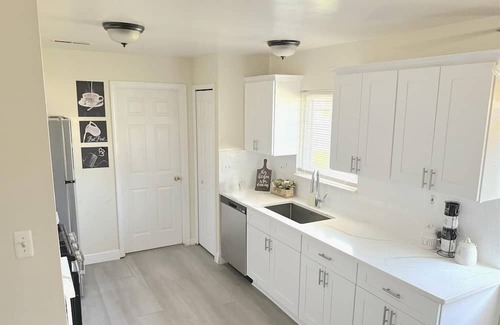Taylor House | Comfortable 4BR Retreat Close to DTW, Hospitals & Expressways