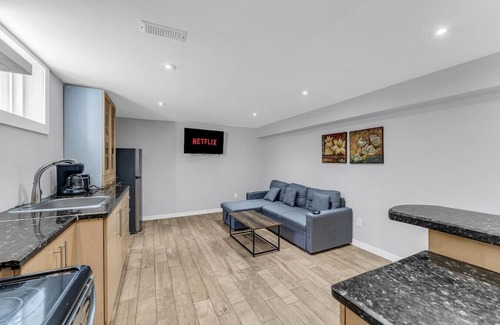 Brampton Apartment | Spacious 6BR Getaway | Sleeps 16 | Yard & Parking