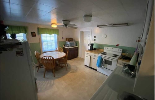 Summerlee Cottage | Clarence's Country Cottage in the heart of the Appalachian hills.