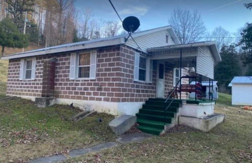 Summerlee Cottage | Clarence's Country Cottage in the heart of the Appalachian hills.