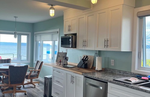 Shuniah Cottage | Lakefront cozy cottage on beautiful Lake Superior. Close to hiking and skiing.