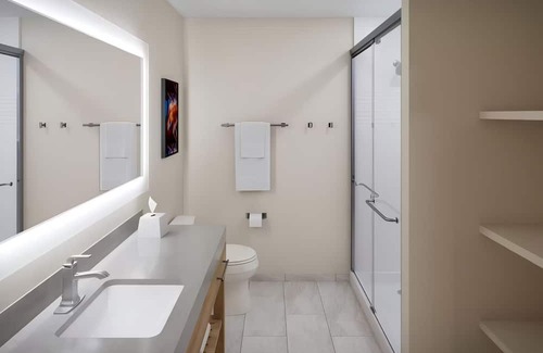 Macomb Hotel | Bright Studio with Kitchen Perfect for Family Travelers with Swimming Pool