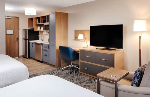 Macomb Hotel | Bright Studio with Kitchen Perfect for Family Travelers with Swimming Pool