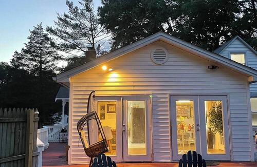 Annandale House | Newly Renovated Modern Bedroom w/Private Bath. Kitchen+Laundry+Free Parking+Yard