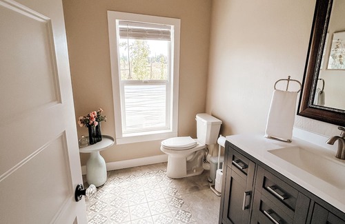 Medford Other | Spacious farmhouse in close proximity to vineyards; great for large groups