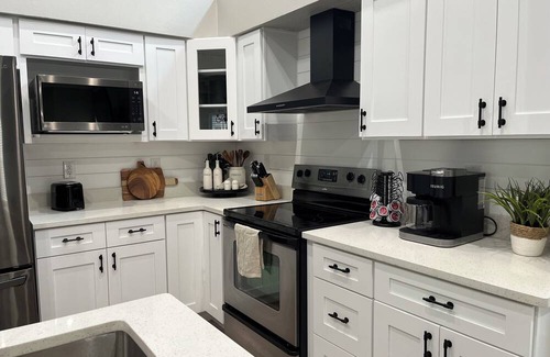 Riverview House | Spacious Home w/Heated Pool Smart TVs- Pool table