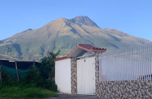Ibarra House | Elegant, tranquil house for 16 guests free 4 cars parking in a great location!