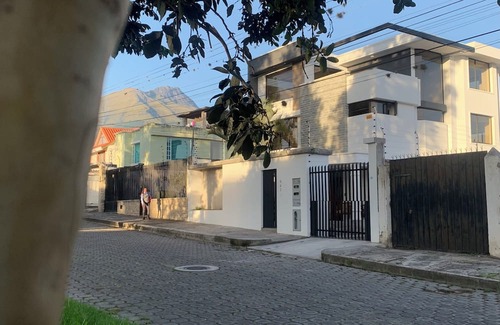 Ibarra House | Elegant, tranquil house for 16 guests free 4 cars parking in a great location!