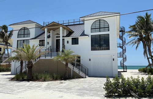 Palm Island Apartment | `Dreamy Beachfront Getaway !`