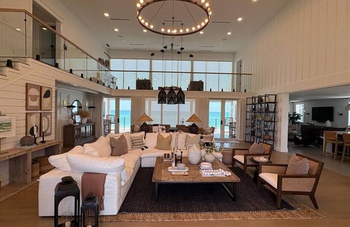 Palm Island Apartment | `Dreamy Beachfront Getaway !`