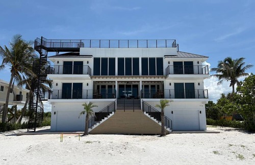 Palm Island Apartment | `Dreamy Beachfront Getaway !`