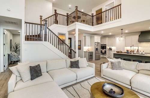 Gun Barrel City House | Dock & Hot Tub! High-End Cedar Creek Lake Retreat
