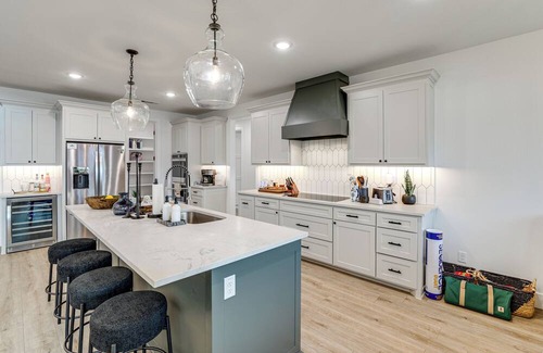 Gun Barrel City House | Dock & Hot Tub! High-End Cedar Creek Lake Retreat