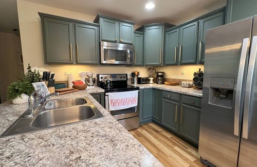 Court House Apartment | Salamander Hill Cottage by Buffalo Mtn Getaway