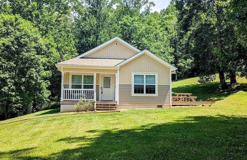 Court House Apartment | Salamander Hill Cottage by Buffalo Mtn Getaway