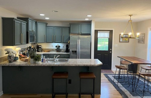 Court House Apartment | Salamander Hill Cottage by Buffalo Mtn Getaway