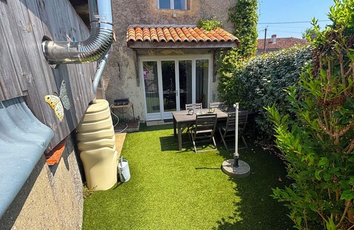La Peruse House | Holiday home with use of garden and swimming pool