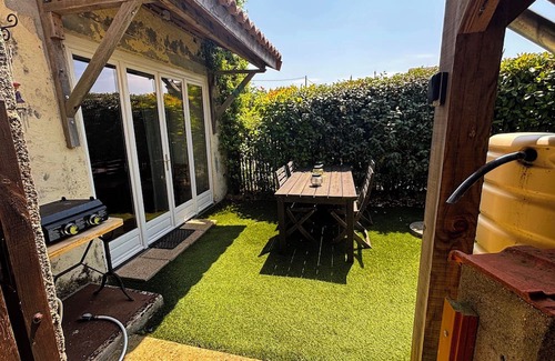 La Peruse House | Holiday home with use of garden and swimming pool