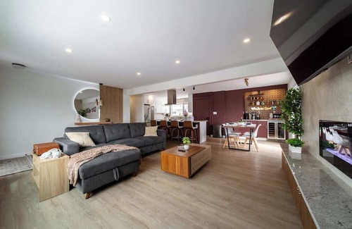 Edmonton House | Spa vibes, game room fun, and two decks. Just minutes from Whyte Ave & Downtown.