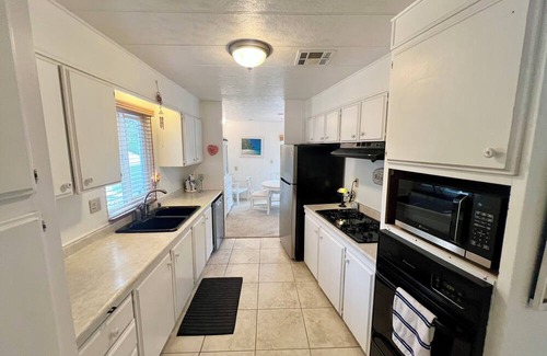 Agoura Hills House | Chic 2-bedroom mobile home with AC in beautiful Agoura Hills