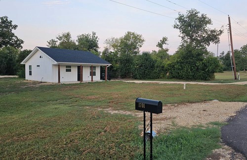 Leon Junction House | Charming Country Cottage on 1 acre in the City. 2-bdrm 1 ba